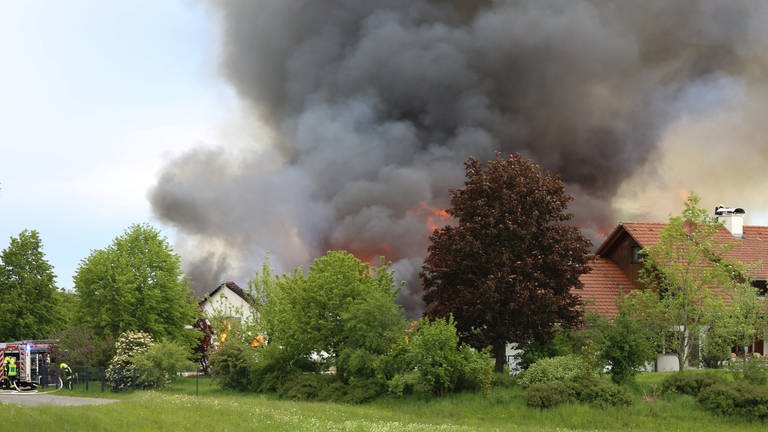 Großbrand bei einem Bauunternehmen in Schlier im Kreis Ravensburg