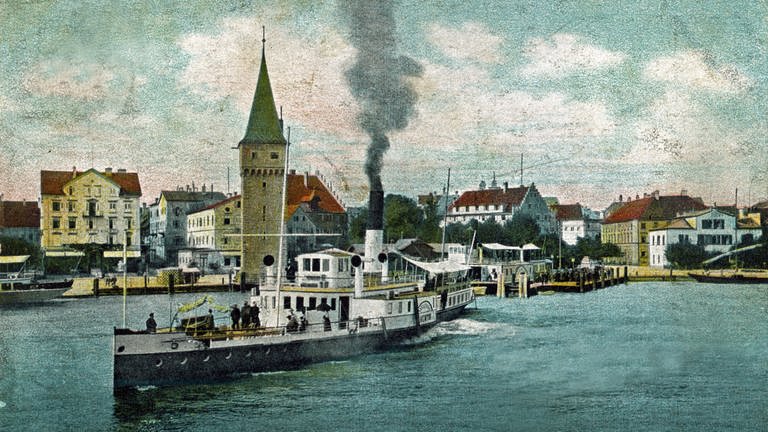 Das 1933 im Bodensee versenkte Dampfschiff "Säntis" bei der Ausfahrt aus dem Hafen Lindau.
