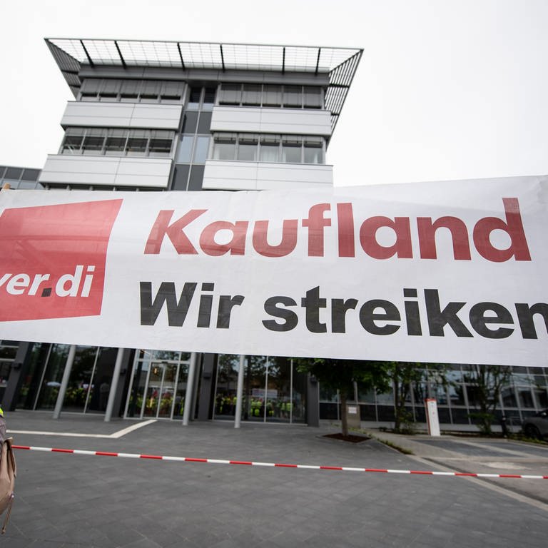 Kaufland: Streik vor der Zentrale des Konzerns in Neckarsulm (Foto: picture-alliance / Reportdienste, picture alliance/dpa | Fabian Sommer)