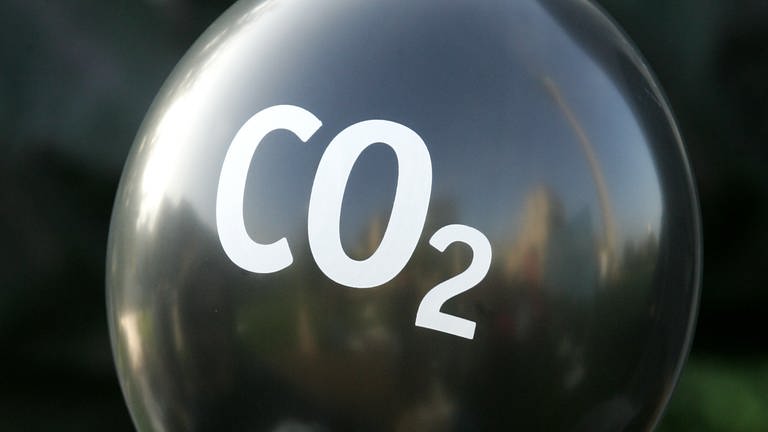 Luftballon mit der Aufschrift CO2  (Foto: picture-alliance / Reportdienste, picture alliance / dpa | Roland Weihrauch)