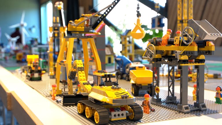 Die Kinder bauen eine Legostadt aus 500.000 Steinen