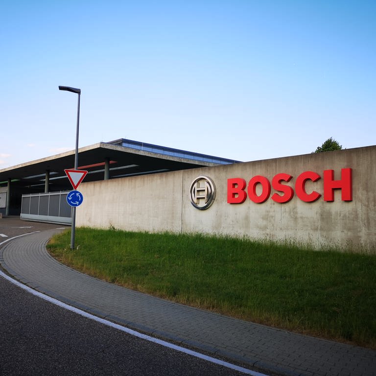 Bosch in Abstatt. Eingangsbereich zum Werksgelände und Logo.