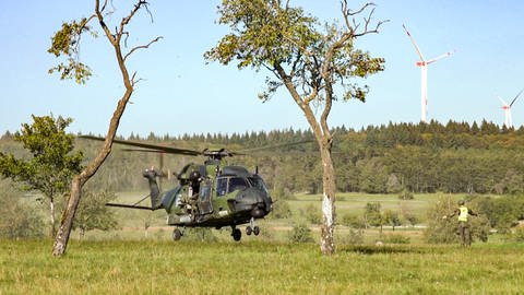 Ein NH90 der Heeresflieger Niederstetten landet auf dem Truppenübungsplatz in Külsheim im Rahmen der Übung "Mini Sonic".