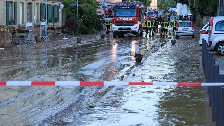 Einsatzkräfte der Feuerwehr sind nach einem Unwetter in der Gemeinde Gemmingen im Landkreis Heilbronn im Einsatz. Starke Regenfälle während eines Gewitters haben mehrere Straßen in Gemmingen im Landkreis Heilbronn am Montag überflutet.