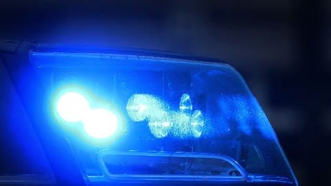 Blaulicht eines Polizeiautos bei Nacht (Symbolbild)
