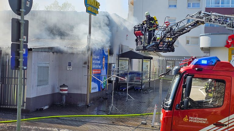 Brand in Supermarkt in Pforzheim: Im "Mix Markt" ist am Samstag ein Feuer ausgebrochen