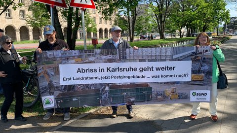Zur Grundsteinlegung des neuen Landratsamts in Karlsruhe waren am Freitag auch Kritiker gekommen (Foto: SWR, Heiner Kunold)