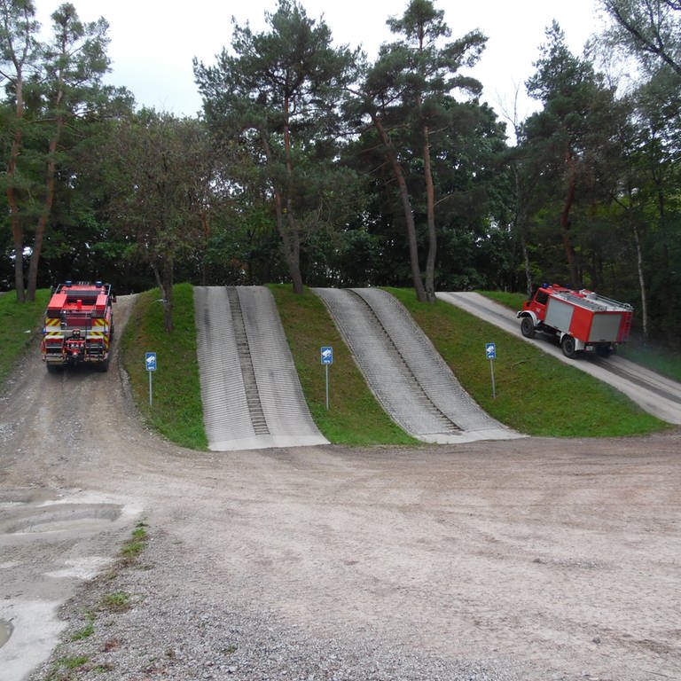 Die Feuerwehren des Landkreises Karlsrughe üben auf dem Unimog-Testgelände in Ötigheim.