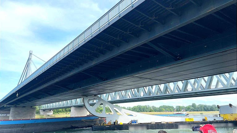 Frachtschiff mit hoher Ladung bleibt an der Rheinbrücke hängen (Foto: Pressestelle, Thomas Riedel)