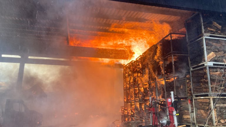 Zwei Lagerhallen sind am Dienstag in Keltern-Weiler in Brand geraten (Foto: Carsten Sorg, Kreisbrandmeister des Enzkreises)