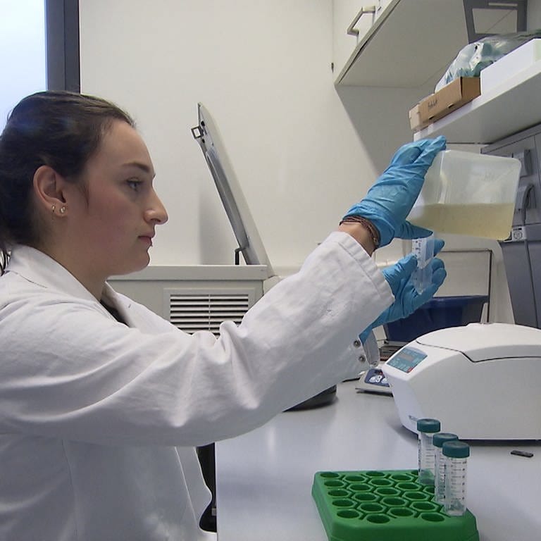 Im "Technologiezentrum Wasser" in Karlsruhe untersucht eine Mitarbeiterin Abwasserproben auf das Corona-Virus.