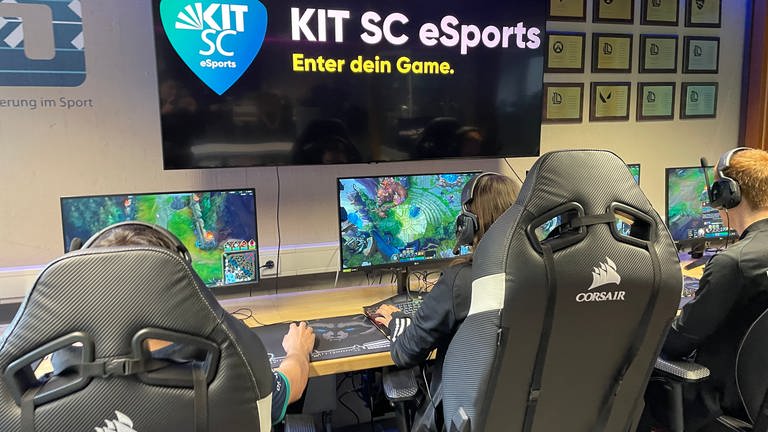 Team des KIT E-Sport Vereins beim LoL-Gaming an Computern im Trainingsraum (Foto: SWR)