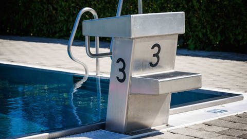 Droht dem Schwimmbad Cuppamare die Schließung? Der Gemeinderat entscheidet am Montag über die Zukunft des Bades.