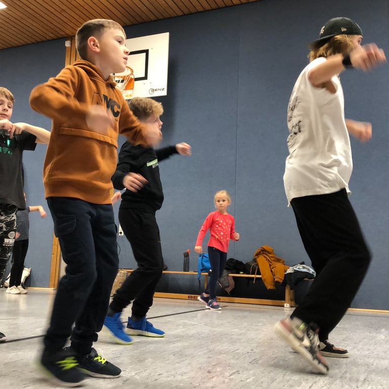 Kinder trainieren Breakdance in einer Turnhalle in Buchen