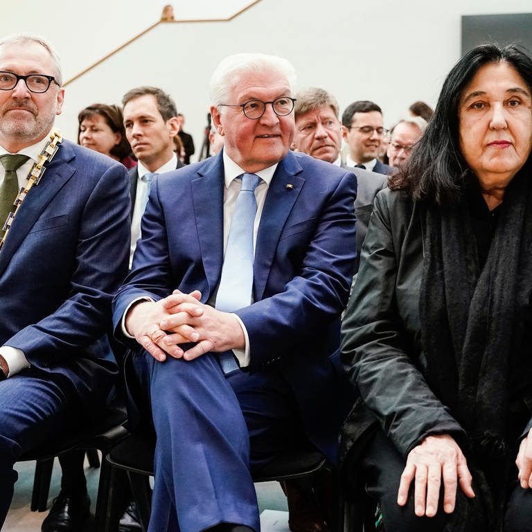 Emine Sevgi Özdamar mit Bundespräsident Frank-Walter Steinmeier und Oberbürgermeister Peter Kurz