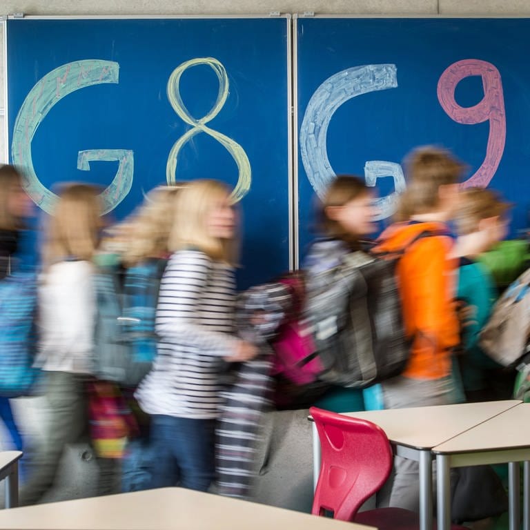 G8 und G9 steht auf der Tafel eines Gymnasiums