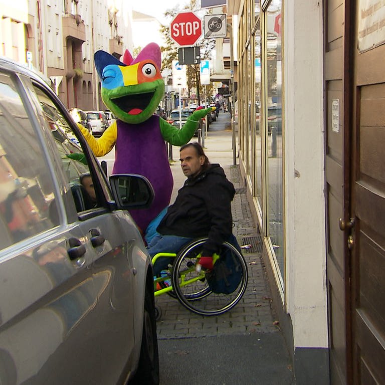 PKW parkt auf Gehweg, ein Durchkommen für Menschen mit Rollstuhl ist unmöglich. (Foto: SWR)