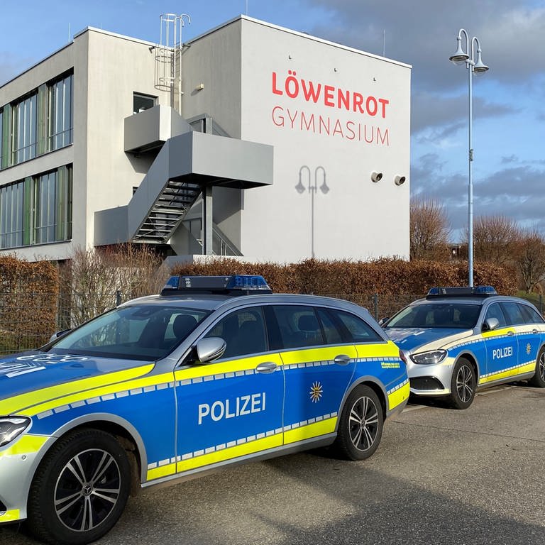 Mehrere Polizeiautos stehen vor dem Löwenrot-Gymnasium in St. Leon-Rot