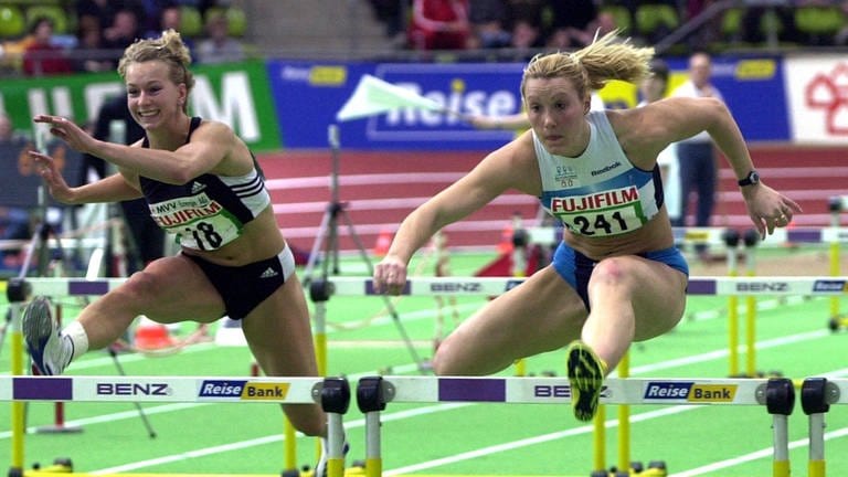 Archivbild von 2002 - Kirsten Bolm (r) gewinnt bei den Deutschen Leichtathletik Hallenmeisterschaften über 60 Meter Hürden vor Nadine Hentschke (Foto: dpa Bildfunk, picture-alliance / dpa/dpaweb | Bernd_Weißbrod)