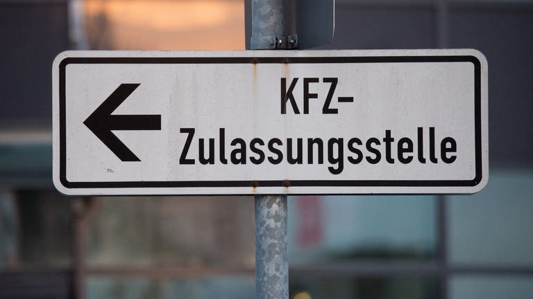 Ein Schild deutet in Richtung einer Kfz-Zulassungsstelle. Die Stadt Stuttgart hat Schließungen für ihre Zulassungsstelle angekündigt. (Foto: dpa Bildfunk, picture alliance / dpa | Armin Weigel)