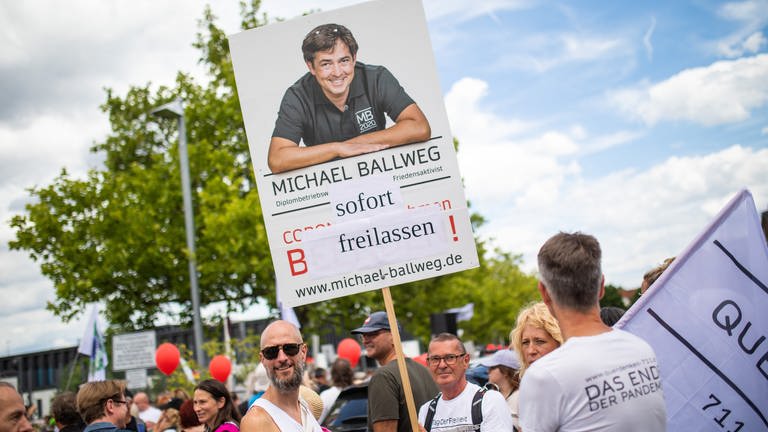 "Michael Ballweg sofort freilassen!" steht auf dem Schild eines Teilnehmers einer "Querdenken"-Demonstration für den inhaftierten Gründer Ballweg.