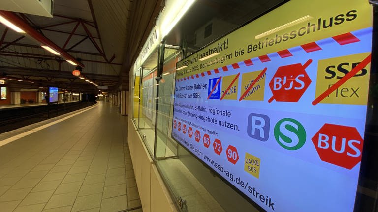 Warnstreik im ÖPNV: gähnende Leere am Freitag an der Stadtbahn-Haltestelle Rotebühlplatz. (Foto: SWR, Diana Hörger)