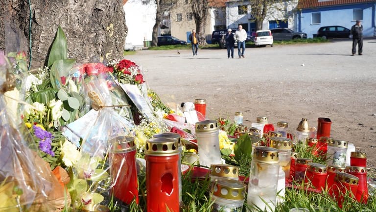 Blumen am Tatort in Asperg, wo ein 18-Jähriger erschossen wurde