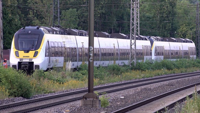 Am gestrigen Abend haben Rettungskräfte einen Regionalzug in Sachsenheim im Kreis Ludwigsburg evakuiert. Der Triebwagen der Zugs hatte wohl eine bereits beschädigte Oberleitung heruntergerissen. Die gut 50 Fahrgäste blieben unverletzt. Fabian Ziehe: