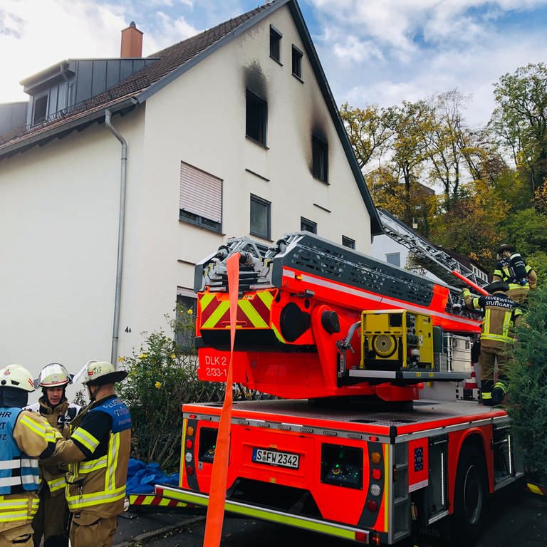 Im Dachgeschoss eines Mehrfamilienhauses in Stuttgart-Süd ist am Sonntagmorgen ein Feuer ausgebrochen. Die Feuerwehr Stuttgart hatte das Feuer rasch gelöscht. 