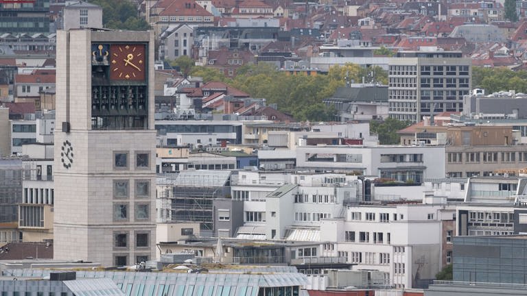 Der Blick über die Stadt Stuttgart. Der Turm des Stuttgarter Rathauses reicht weit über die restlichen Dächer der Stadt.
