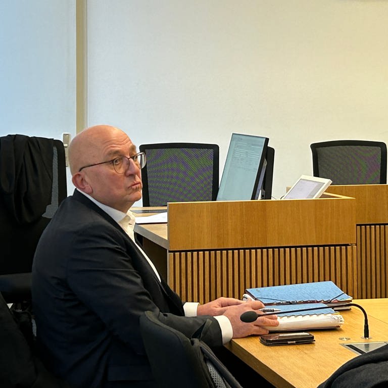 Der frühere Landeschef der Grünen, Andreas Braun, sitzt im Gerichtssaal