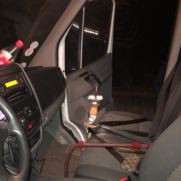 Im Fußraum eines Fahrzeugs steht eine Shisha. Um sie liegt der Beifahrergurt, der dafür sorgen soll, dass sie nicht umfällt. (Foto: dpa Bildfunk, picture alliance/dpa/Polizei Schaumburg (Archivbild))