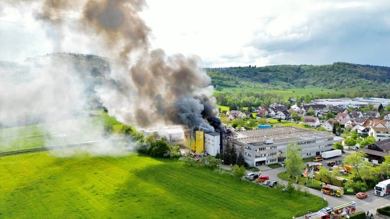 Dichter Rauch steigt von einer Lagerhalle in Schorndorf-Miedelsbach auf.  (Foto: 7aktuell.de | Kevin Lermer)