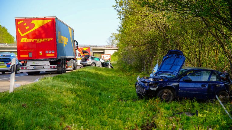 Bei zwei schweren Unfällen hintereinander am Dienstag auf der A8 ist ein Mensch ums Leben gekommen, ein anderer wurde schwer verletzt. (Foto: 7aktuell.de)