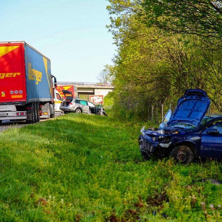 Bei zwei schweren Unfällen hintereinander am Dienstag auf der A8 ist ein Mensch ums Leben gekommen, ein anderer wurde schwer verletzt. (Foto: 7aktuell.de)