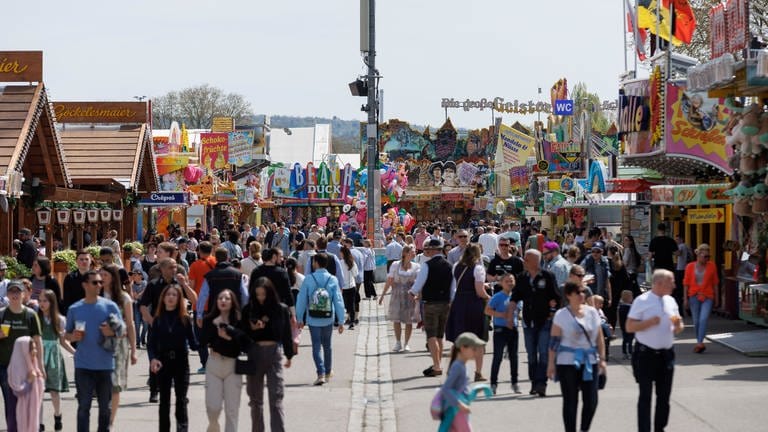 Besucher gehen über das Stuttgarter Frühlingsfest. (Foto: dpa Bildfunk, Picture Alliance)