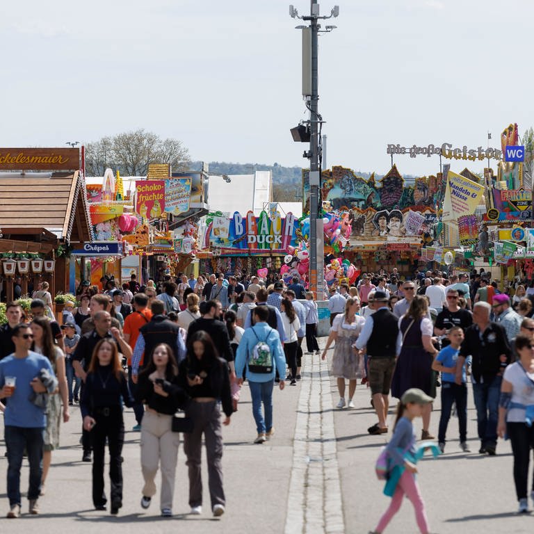Besucher gehen über das Stuttgarter Frühlingsfest.