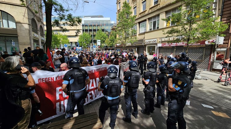 Polizeieinsatz bei einer Demo zum 1. Mai in Stuttgart (Foto: Andreas Rosar)