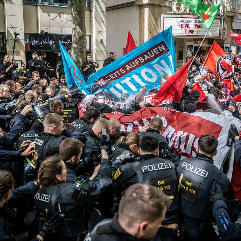 Einheiten der Polizei stoßen während der Revolutionären 1. Mai Demo in der Stuttgarter Innenstadt mit Demonstrationsteilnehmern zusammen. (Foto: dpa Bildfunk, picture alliance/dpa | Christoph Schmidt)