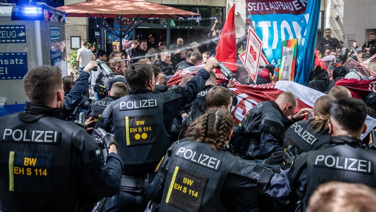 Einheiten der Polizei stoßen während der Revolutionären 1. Mai Demo in der Stuttgarter Innenstadt mit Demonstrationsteilnehmern zusammen. 