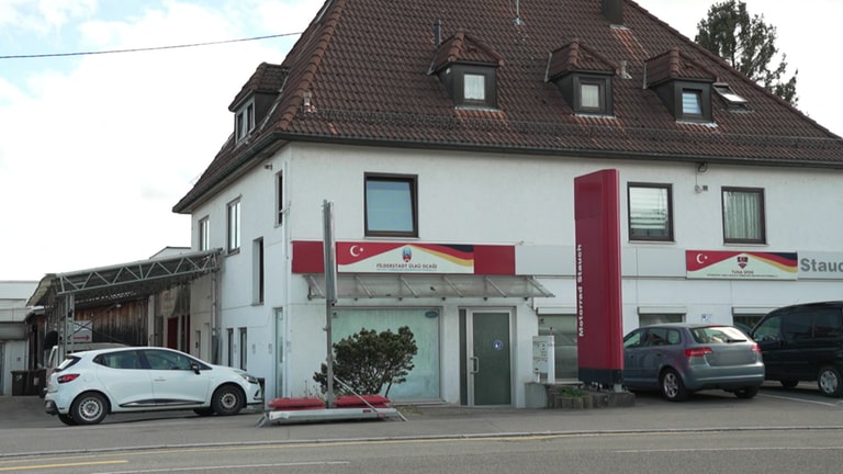 Drei Kanidaten der SPD für die Kommunalwahl in Filderstadt sollen dem Deutsch-Türkischen Freundschaftsverein in Filderstadt nahe stehen. Der Verein wird der rechtsextremen Gruppe "graue Wölfe" zugerechnet. Auf dem Bild ist ein Vereinsschild an einem unscheinbaren Haus zu sehen.