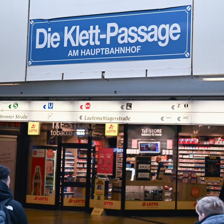 Ein Schild "Die Klett-Passage" über einem Geschäft in der unterirdischen Einkaufsstraße am Hauptbahnhof Stuttgart. (Foto: dpa Bildfunk, picture alliance/dpa | Bernd Weißbrod)