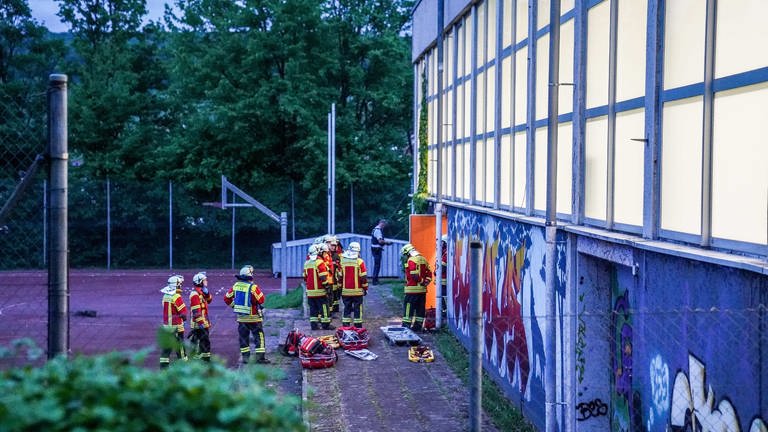 In Remshalden (Rems-Murr-Kreis) sind vier Kinder durch das Dach einer Sporthalle gestürzt
