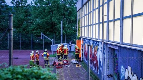 In Remshalden (Rems-Murr-Kreis) sind vier Kinder durch das Dach einer Sporthalle gestürzt