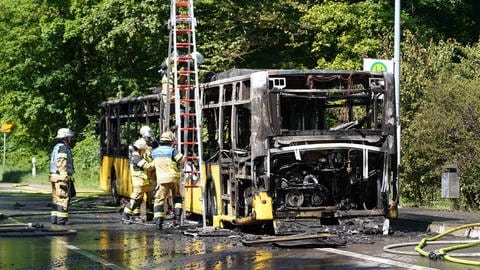 Ein ausgebrannter Linienbus der SSB im Stuttgarter Stadtteil Lederberg: Das Fahrzeug hatte wohl wegen eines technischen Defekts Feuer gefangen.