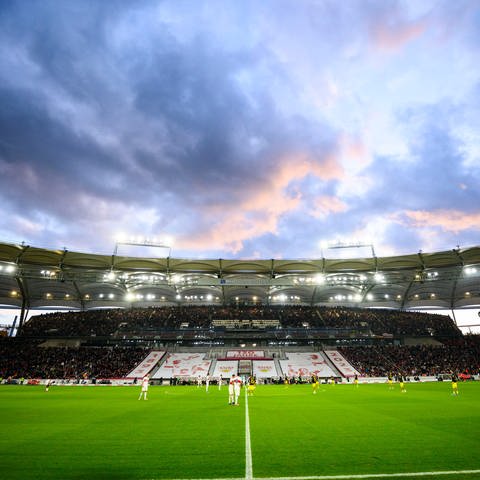 Blick auf die frisch sanierte Haupttribüne der MHP Arena in Stuttgart: Der Umbau des Stadions - auch für die Fußball-EM, die Euro 2024 - kostst die Stadt rund 79 Millionen Euro. 