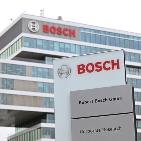 Der Technologiekonzern Bosch baut weniger Stellen ab als geplant. Das teilten das Unternehmen und der Betriebsrat mit. Auf dem Foto ist das Firmengebäude von Bosch zu sehen.