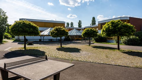 Auf dem Schulhof dieser Realschule in Vaihingen an der Enz (Kreis Ludwigsburg) im Teilort Kleinglattbach soll ein 8-jähriges Mädchen von einem unbekannten Mann sexuell missbraucht worden sein. 