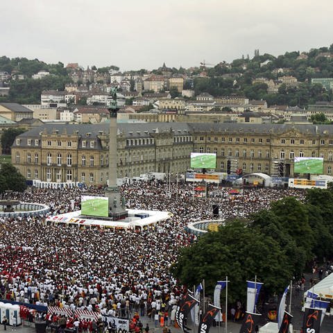 Fußballfans verfolgen 2008 auf dem Stuttgart Schlossplatz das Halbfinale der Fußballeuropameisterschaft zwischen Deutschland und der Türkei. 