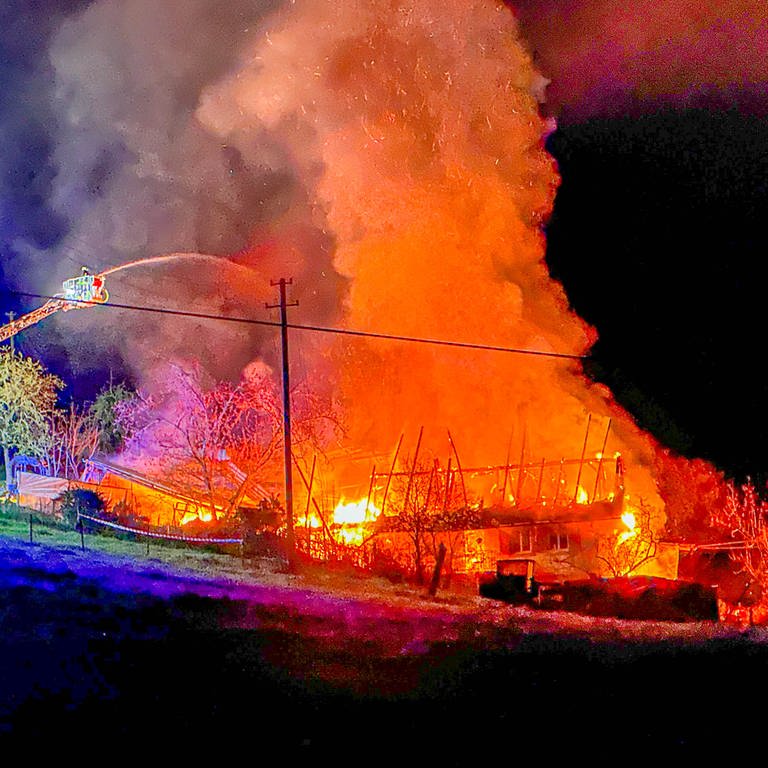 Ein Schwarzwaldhof steht in Haslach in Flammen (Foto: Marco Dürr / EinsatzReport24)